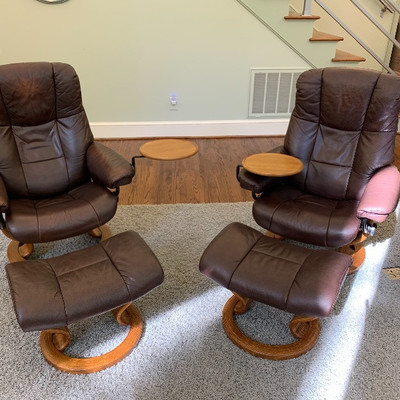 Stressless lounge chairs with swing tables
