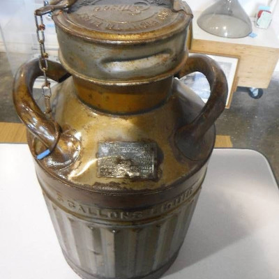 Ellisco 5 gallon metal fuel or oil can with lid!