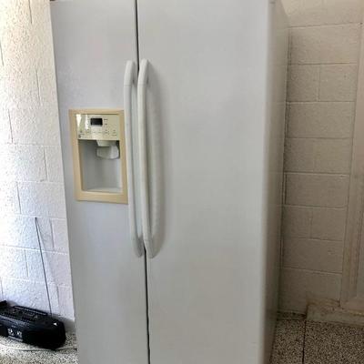 Side-by-Side Refrigerator/Freezer