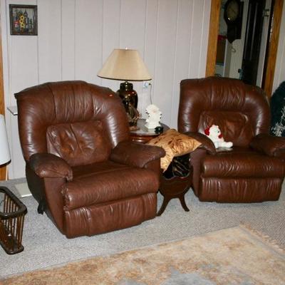 2 Brown Leather Recliner Chairs Both are in great condition. Great for the MANS CAVE or move them in the Dorm Room 