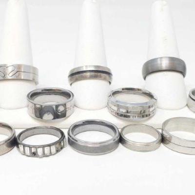1011: 16 Metal Rings
16 Metal Rings weighing approx 86g sizing from approx 5.5 to 12.5. Some are Titanium and Tungsten Carbide...