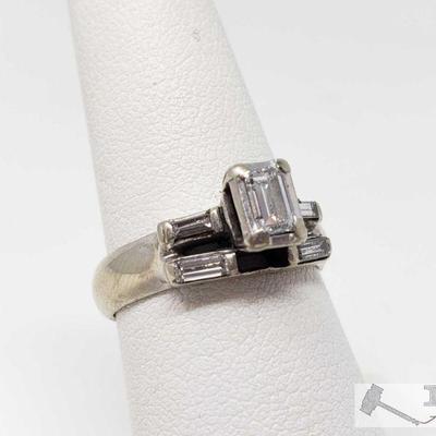 821: 14k White Gold Ring with Center Diamond and Accent Diamonds, 4.8g
Weighs Approx. 4.8g, approx. .25ct, Size 7 
OS19-017630.65
