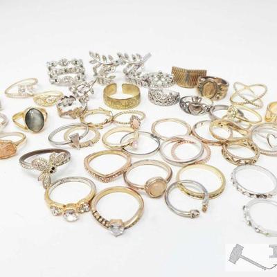1022: 	
Miscellaneous Costume Jewlery Rings
Miscellaneous Costume Jewlery Rings with various sizes all together weights approx 106g...