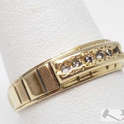 902: 10k Gold Ring with Diamonds, 4.1g
Weighs approx 4.1g, size 10
OS19-018517.48