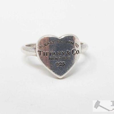 1013: Tiffany & Co. Ring
Tiffany & Co. Ring size is approx 4.5 weighs approx 3g.
OS19-017630.51