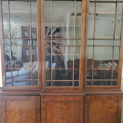 209
Baker Furniture China Hutch with Key
Baker Furniture China Hutch with Key measures approx 15