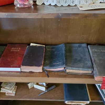813
6 Vintage and antique Holy Bibles
Six vintage and antique Holy Bible's