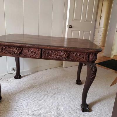 601
	
Heavy Beautiful Antique Desk
One of the drawers is broken easy fix. Leisure's approximately 29