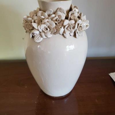 421
Beautiful well crafted vase bearing the artist mark
Measures 12