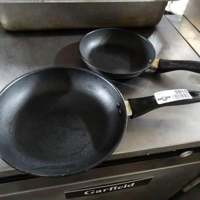 2 frying pans.