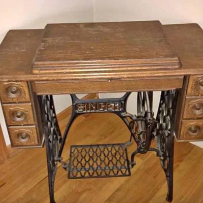 Antique Singer Sewing Machine w/Cabinet
