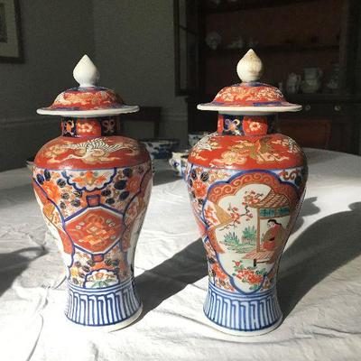 Pair of Chinese urns
