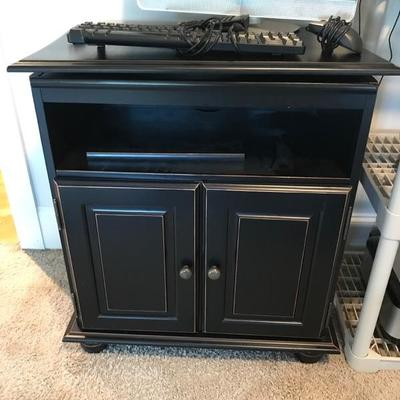 TV stand $95
28 X 17 X 31"