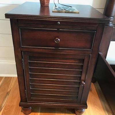 Cabinet night stand $85
28 X 18 X 30"