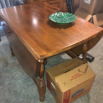 Great leaf table with 2 leaves $95