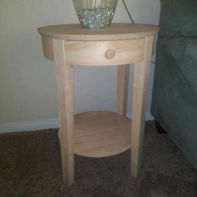 Single round end table $15