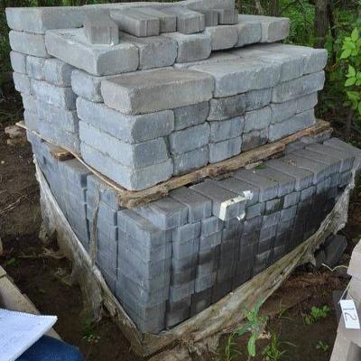 Approx 675 Solid Brick & solid 4x8x16 Block