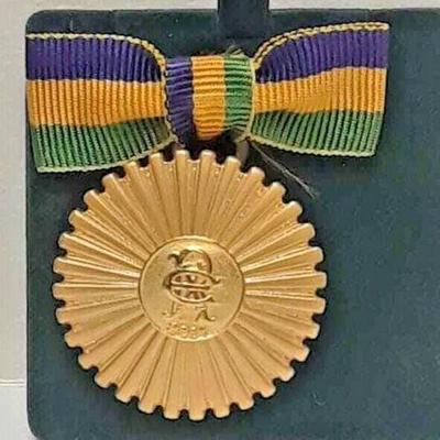 Rex 2001 Ladys Ducal NEW ORLEANS MARDI GRAS KREWE FAVOR STA4425 https://www.ebay.com/itm/113815804484