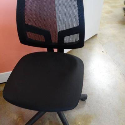 Very nice mesh back Office chair.