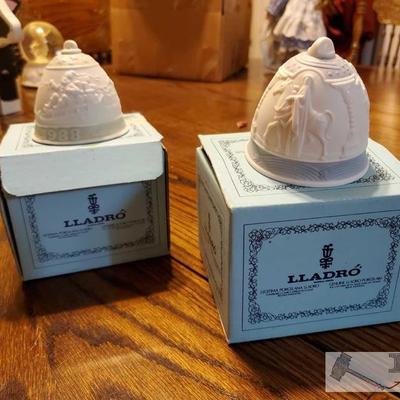 1064: 1064: 2 Vintage Lladro Bells in Orginal Box and Papers
Measures approximately 3