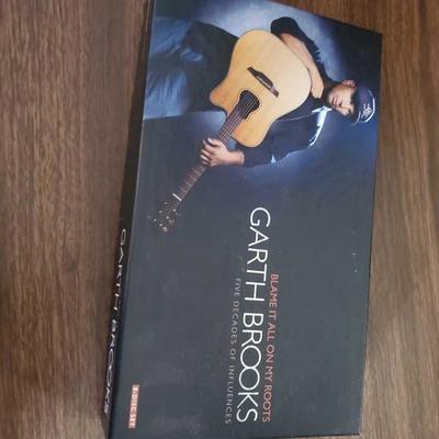 1014: Garth Brooks Blame it on my Roots
5 Decades of influences 1 cd case empty
