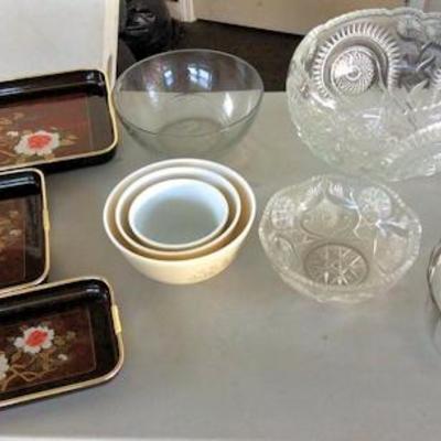 DDD047 Glass Bowls & Serving Trays