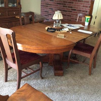 ANTIQUE OAK QUARTER SAWN TABLE AND 4 CHAIRS