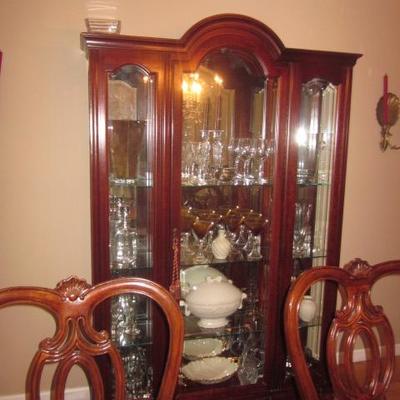 Stunning Thomasville Lighted Glass Mahogany China Display Cabinet 