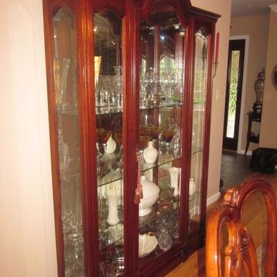 Stunning Thomasville Lighted Glass Mahogany China Display Cabinet 