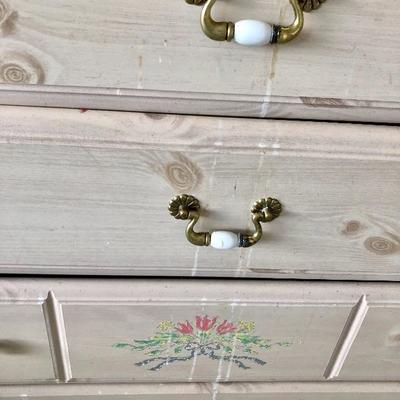 Dresser w/Hutch detail