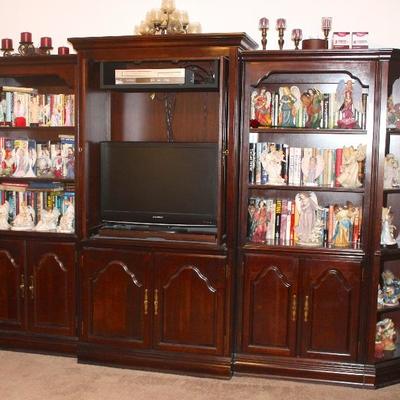 Entertainment Center come apart into 5 pieces, made by Kincaid