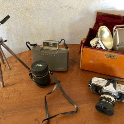 Collection of vintage cameras, including a Nikkormat 35mm in good condition. 