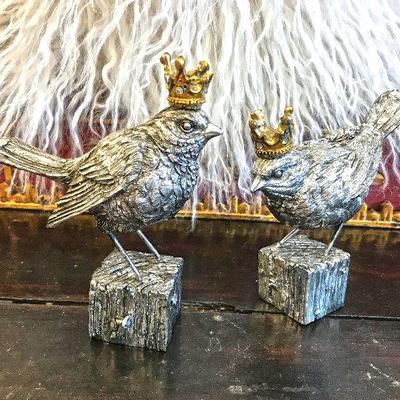 Small silver gilded birds with crowns. 