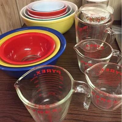 Pyrex Bowls & Containers