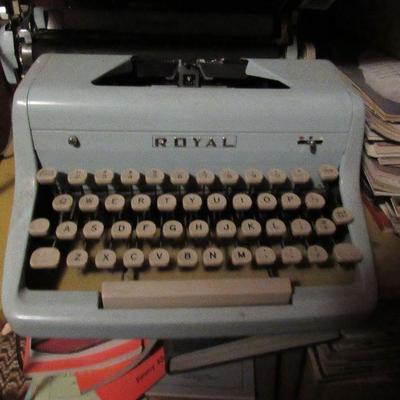 Royal  Quiet Deluxe Typewriter 