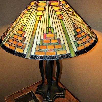 Arts & crafts style stained glass lamp
