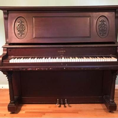 1905 Ludwig Upright Piano