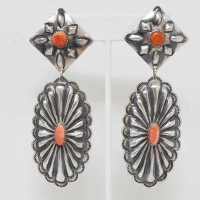 152: Spiny Oyster and sterling silver Native American earrings.. Marked by Artist 22.5g
Dashing Spiny Oyster and sterling silver Native...