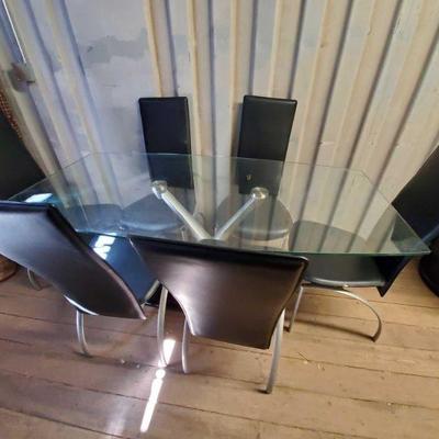 7025: Glass Dinner Table w/ Metal and Stone Base & Six Chairs
Beautiful Thick cut glass table top with metal and granite stone base. Six...