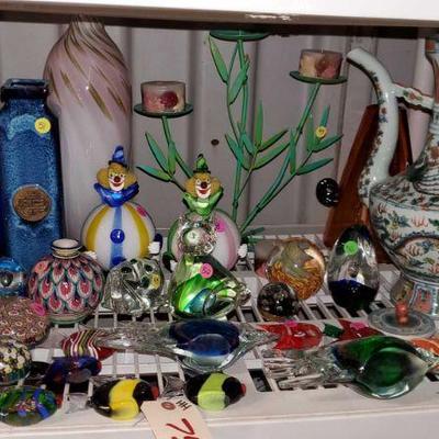 7504:	
Approx. 30 pieces of Glass Decor
Paper Weights, Vases, candle holder, glass fish