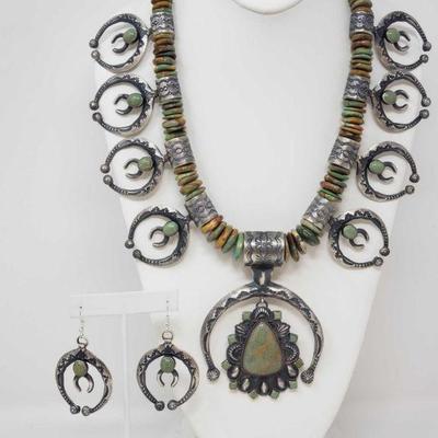 151: IMPORTANT Native American Sterling Silver Squash Blossom Set with Amazing Green Turqouse 391.8g
Authentic LARGE Navajo squash...