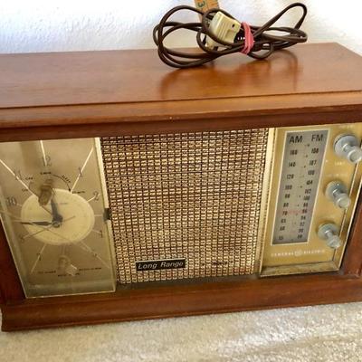 Vintage GE Long Range Radio