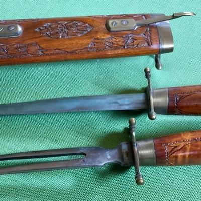 Unique carving set
