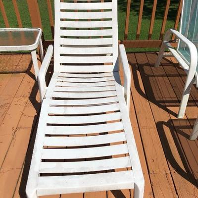 White lounge chairs
Price: $10 each