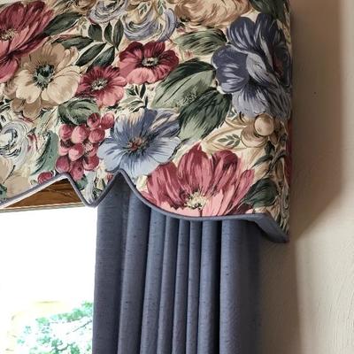 Pair Custom lined draperies, cornice and hardware
Price: $60 window