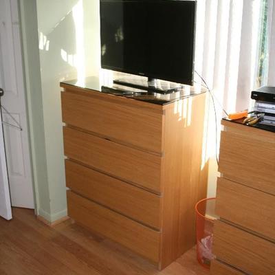 Bedroom Chest of Drawers Furniture & Flat Screen Televsion 