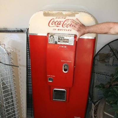 XE80A Vendo 1949 Coke Cola Vending Machine All Original  Unit Runs and gets Cold. Light Bulb works on the door 