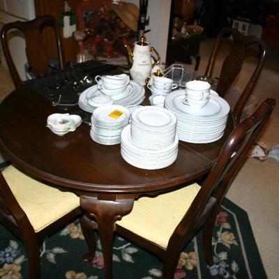 Ethan Allen Circular Dining Room Table with 4 Chairs and Two 16