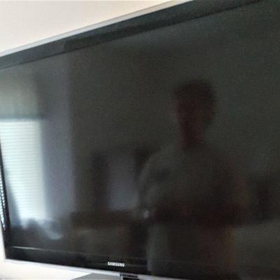 Samsung flatscreen TV with remote