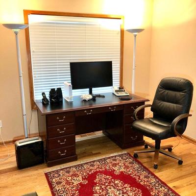 Beautiful Desk is still available! 